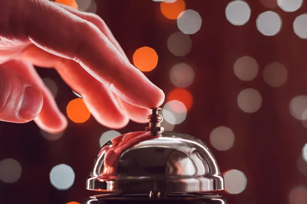 Mão Pressionando Sino Recepção Hotel Durante Temporada Natal Foco Seletivo — Fotografia de Stock