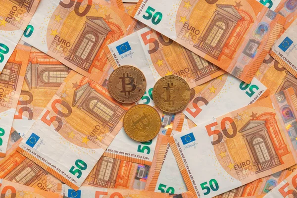 Monety Bitcoin Banknoty Euro Potrzeby Koncepcji Wymiany Walut Widok Góry — Zdjęcie stockowe