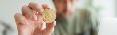 Telekomünikasyon, merkez ofisten bitcoin kripto para ticareti, seçici odaklı panoramik görüntü.