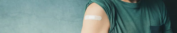 病院でのCovid 19ワクチン接種と予防接種手順の後の石膏の男性患者 選択的な焦点を当てたパノラマ画像 — ストック写真