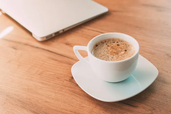 Wypij Filiżankę Kawy Przed Rozpoczęciem Pracy Laptopie Selektywne Skupienie — Zdjęcie stockowe