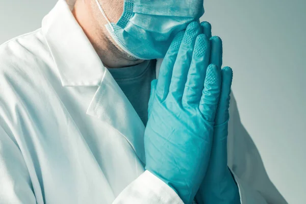 Koruyucu Eldivenler Yüz Maskesi Takan Profesyonel Bir Doktor Dua Ederken — Stok fotoğraf