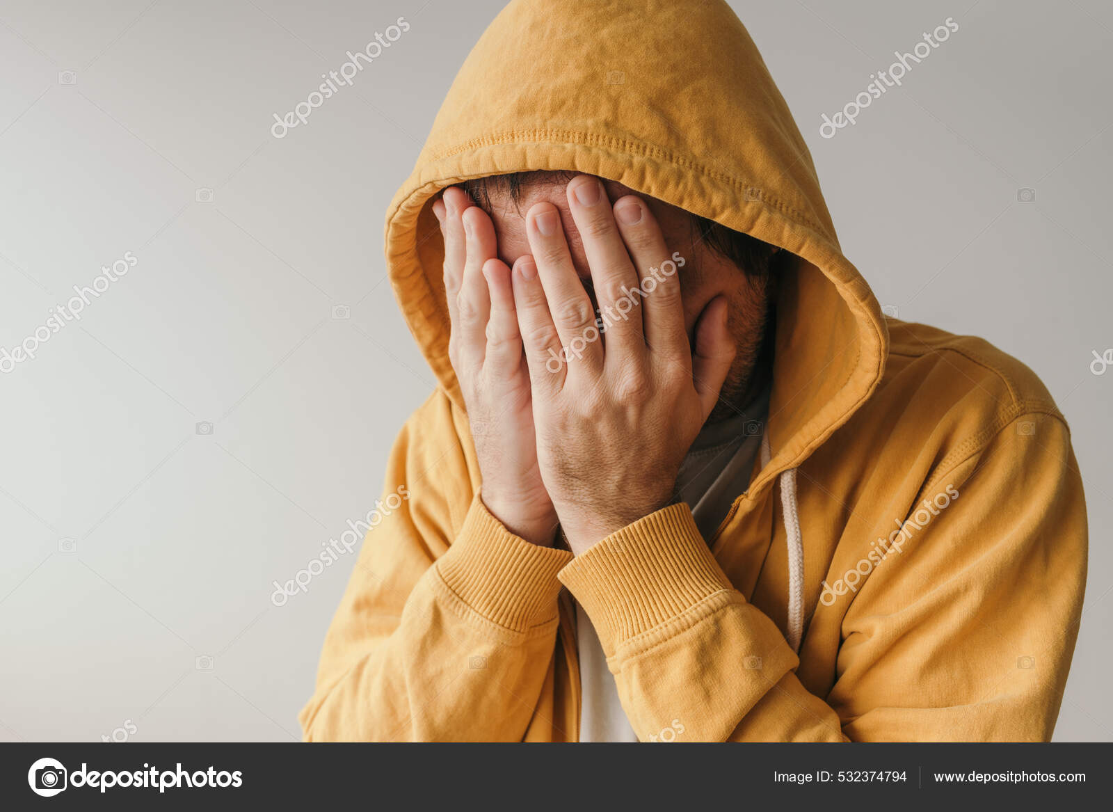 穿着黄色连帽衫的人在情绪崩溃的情况下哭泣选择性地集中注意力——图库图片© stevanovicigor #532374794