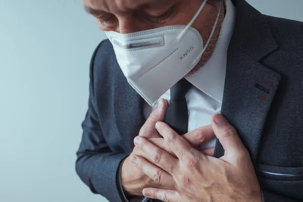 Κομψός Επιχειρηματίας Προστατευτική Αναπνευστική Μάσκα Kn95 Σοβαρά Συμπτώματα Επώδυνης Καρδιακής — Φωτογραφία Αρχείου