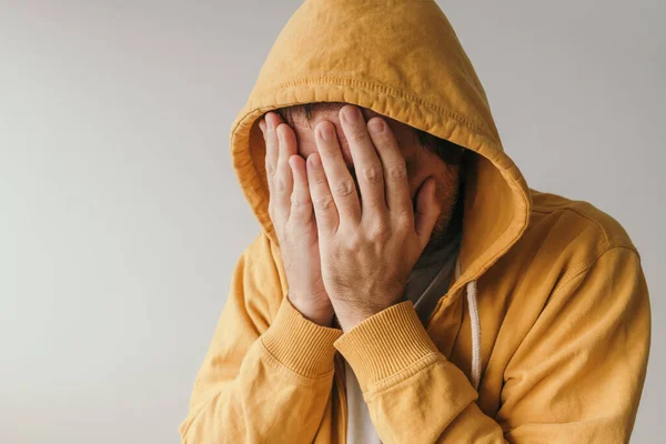 Casual Λυπημένος Άνθρωπος Κίτρινη Κουκούλα Κλαίει Συναισθηματική Κατάσταση Κατάρρευσης Επιλεκτική — Φωτογραφία Αρχείου