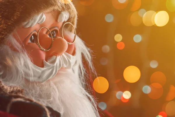 Santa Claus Figurína Hračka Slavnostní Barevné Řetězec Světlo Bokeh Pozadí — Stock fotografie