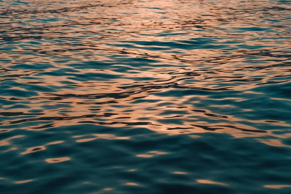 Gekromd Oppervlak Van Blauw Zeewater Bij Zonsondergang Oranje Teeltinten Selectieve — Stockfoto