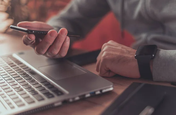 Freelancer Pomocí Mobilního Chytrého Telefonu Domácí Kanceláři Selektivní Zaměření — Stock fotografie