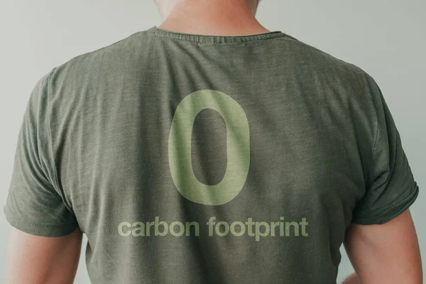 Homme Portant Shirt Vert Avec Zéro Empreinte Carbone Texte Dos — Photo
