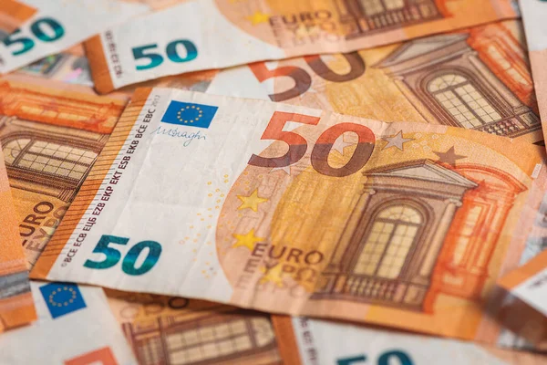 テーブルの上に散在する50ユーロ紙幣 財政とビジネスの背景としてのトップビュー 選択的な焦点 — ストック写真