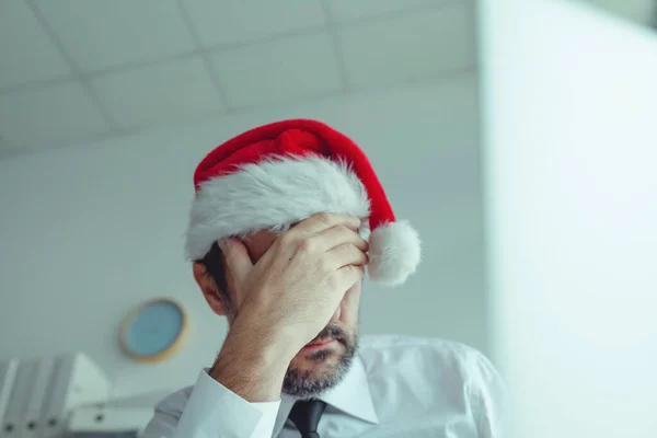 Empresário Decepcionado Com Chapéu Papai Noel Sofrendo Natal Temporada Férias — Fotografia de Stock