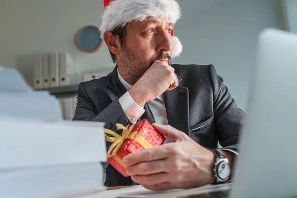 Hombre Negocios Preocupado Con Sombrero Santa Claus Mirando Por Ventana —  Fotos de Stock
