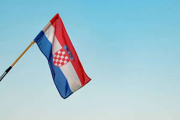 Bandeira Croata Com Céu Azul Como Fundo Imagem Cidade Crikvenica — Fotografia de Stock