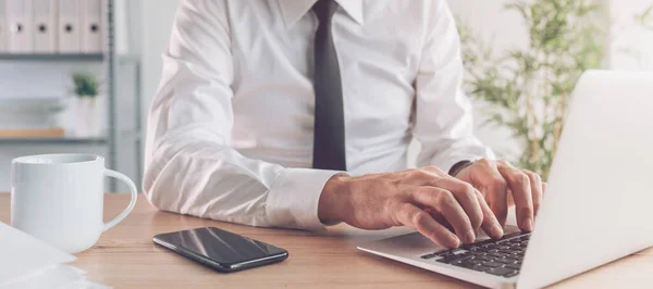 Geschäftsmann Arbeitet Dokument Auf Laptop Computer Büro Arbeitsbereich Panorama Banner — Stockfoto