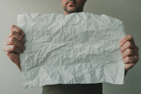 Hombre Sosteniendo Blanco Arrugado Papel Blanco Como Espacio Copia Maqueta —  Fotos de Stock