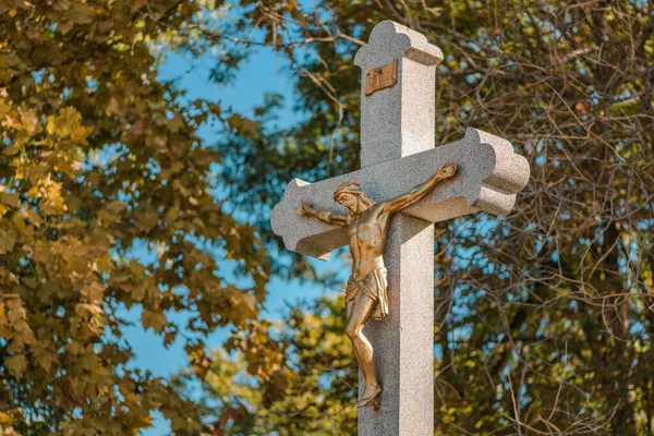 十字架 耶稣在墓地混凝土十字架上的雕像 有选择的焦点 — 图库照片