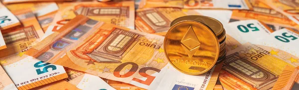 Döviz Kurları Konsepti Için Bitcoin Paraları Euro Banknotları Seçici Odak — Stok fotoğraf