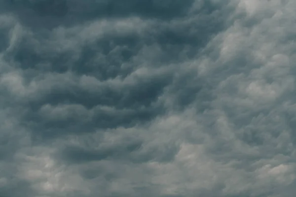 Dramáticas Nubes Cúmulos Tormentosos Cielo Atardecer Primavera Fría Imagen Tonificada —  Fotos de Stock