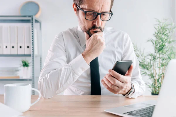 Alteración Notificación Mensajes Texto Hombre Negocios Con Teléfono Inteligente Móvil —  Fotos de Stock