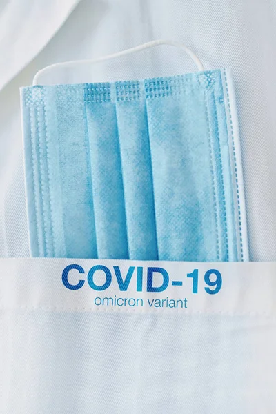 Covid Omikron Varyantı Beyaz Önlük Cebinde Tıbbi Koruyucu Yüz Maskesi — Stok fotoğraf