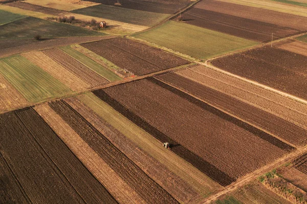 Widok Lotu Ptaka Pole Uprawne Ciągnikiem Zdjęcia Dronów — Zdjęcie stockowe