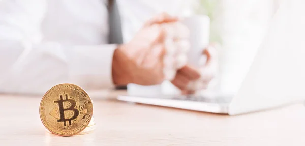 Businessman Trading Bitcoin Cryptocurrency Commerce Platform His Laptop Computer Office — Stock Photo, Image