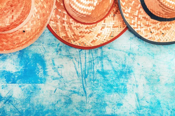 Vista Superior Três Chapéus Palha Praia Cima Fundo Azul Grunge — Fotografia de Stock