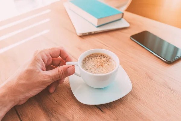 Freiberufler Trinkt Kaffee Hause Büro Bevor Zur Arbeit Geht Hält — Stockfoto