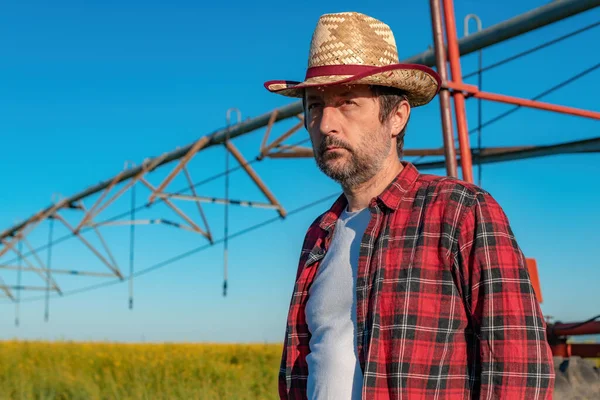 Retrato Agricultor Serio Parado Frente Equipo Riego Operativo Campo Colza — Foto de Stock