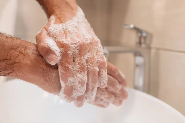 Close Mãos Laváveis Masculinos Com Sabão Banheiro Foco Seletivo — Fotografia de Stock