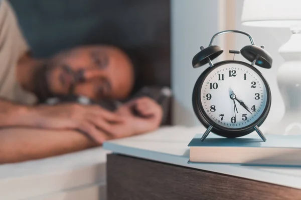 Sömnlös Man Liggande Sängen Och Tittar Väckarklocka Nattduksbordet Selektivt Fokus — Stockfoto