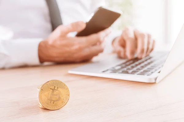 Businessman Trading Bitcoin Cryptocurrency Commerce Platform His Smartphone Laptop Computer — Stock Photo, Image