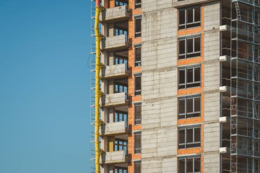 Yüksek katlı gökdelen bina inşa halinde ve gökyüzü kopyalama alanı olarak kullanılıyor