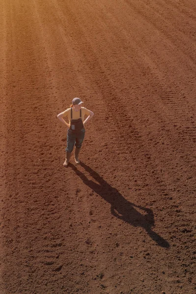 Agricultrice Regardant Sur Champ Labouré Photographie Drone Vue Grand Angle — Photo