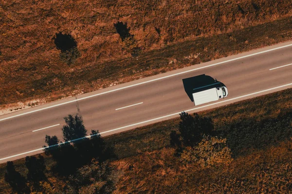Ciężarówka Drodze Zdjęcia Dronów Miniaturowy Pojazd Jadący Jezdni — Zdjęcie stockowe