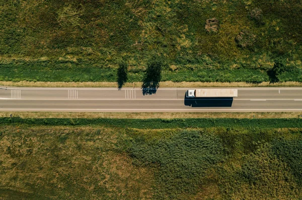 公路上的大型货运运输商半车 从无人驾驶飞机俯瞰地面 — 图库照片