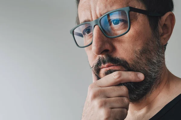 Retrato Homem Contemplativo Adulto Médio Com Óculos Homem Pensando Segurando — Fotografia de Stock