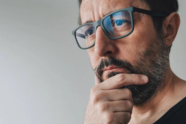 Retrato Hombre Contemplativo Mediana Edad Con Anteojos Hombre Pensando Sosteniendo — Foto de Stock