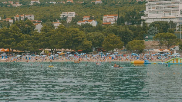 クリケベニツァ クロアチア 2021年7月26日 観光船から見たアドリア海のクロアチアのクヴァルネル湾地域のクリケベニツァ町 — ストック写真