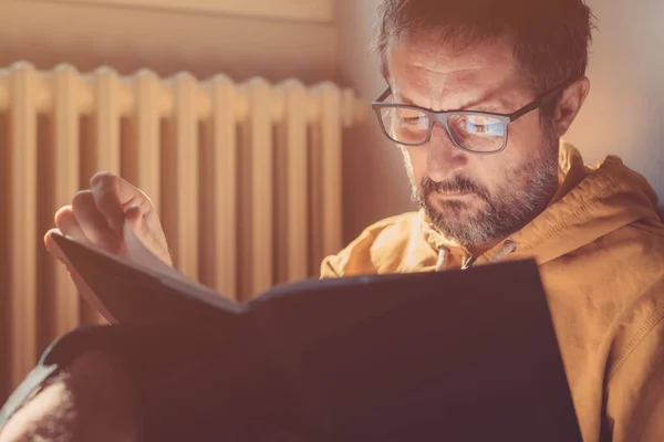 Bibliyofil Orta Yaşlı Erkek Evde Kitap Okuyor Seçici Odaklı Vesikalık — Stok fotoğraf