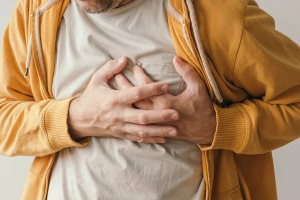 Bolestivý Srdeční Srdeční Záchvat Dospělý Muž Bolestivou Grimasou Tlačí Dlaněmi — Stock fotografie