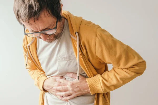 Dolor Estómago Hombre Presionando Parte Inferior Del Abdomen Cuerpo Con — Foto de Stock