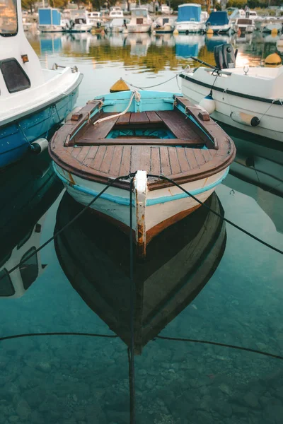 海辺のマリーナでボート クリケビツァのクロアチアの町 選択的フォーカス — ストック写真
