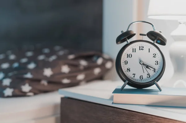 Nachttischlampe Schlafzimmer Und Uhr Bei Uhr Morgens Für Schlaflosigkeit Und — Stockfoto