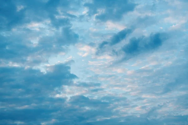 Drammatiche Nuvole Cumulus Tempestose Cielo Primavera Crepuscolo Fredda Immagine Blu — Foto Stock