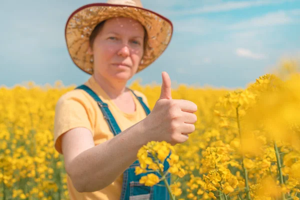 Zelfverzekerde Vrouwelijke Boer Agronomist Gebaren Duimen Omhoog Bloeiende Koolzaad Veld — Stockfoto