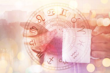 Astroloji akıllı telefon uygulaması, kahve içen ve yıldız falı okuyan adam ve cep telefonunda astrolojik tahminler, seçici odaklanma.