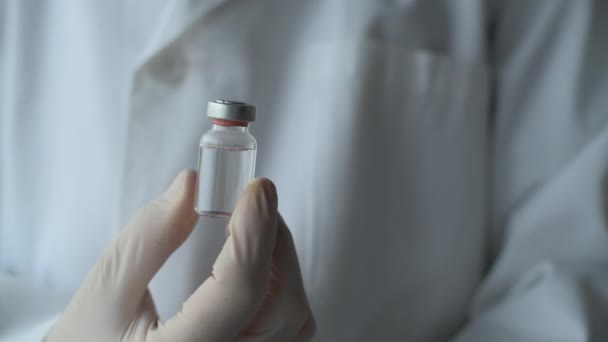 Médico Segurando Frasco Vacina Para Conceito Vacinação Coronavírus Foco Seletivo — Vídeo de Stock