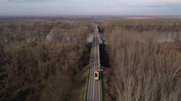 橋の上のトラックの空中ビュー反対方向に移動車で川を渡り ドローンのPov — ストック動画
