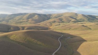 İHA pov 'dan geçen asfalt yollu güzel Zlatibor bölgesinin hava manzarası. Zlatibor, Sırbistan 'ın güneybatısında yer alan bir dağ.